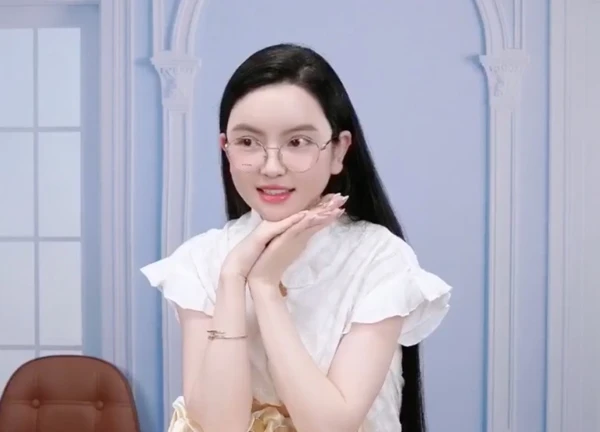 Chu Thanh Huyền - vợ Quang Hải - xinh đẹp lộ diện sau loạt drama, 1 hành động lạ rộ nghi vấn lại "dao kéo"