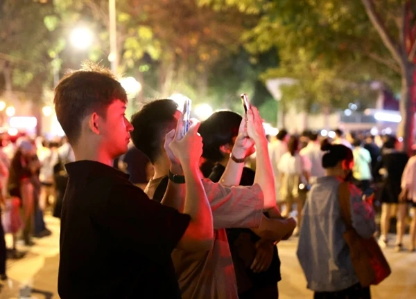 Giới trẻ vận dụng tối đa kỹ năng đi concert để "camp chỗ" đẹp xem lễ diễu binh 30/4: Rộn ràng quá!