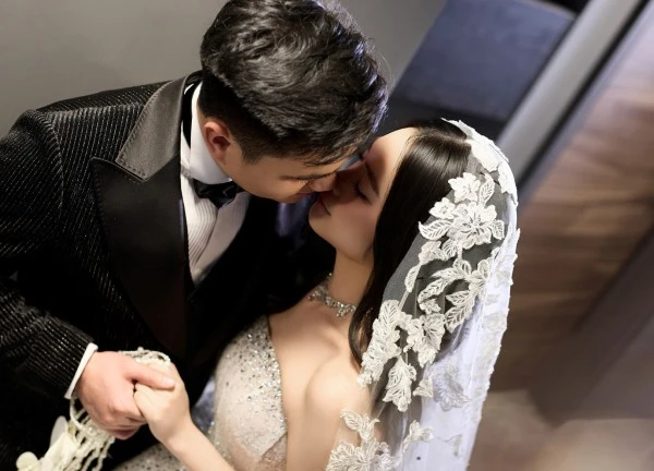 Hoa hậu 99 tung ảnh cưới nét căng, được chồng Phó giám đốc cưng chiều ra mặt