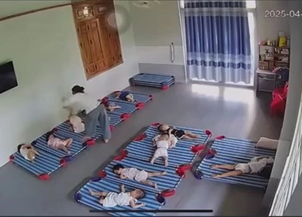 Kinh hoàng clip giáo viên xách ngược chân trẻ 20 tháng tuổi, đánh đập dã man
