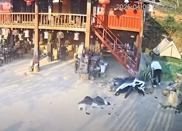 Kinh hoàng clip xe máy chở đôi nam nữ "lao như tên bắn" vào nhà sàn, dân mạng đổ dồn sự chú ý vào tình trạng của cô gái