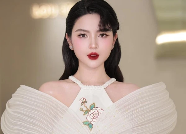 Lộ hình ảnh Chu Thanh Huyền - vợ Quang Hải đưa con trai đi dạo, dáng vẻ khác hẳn lúc trước khi dính loạt drama