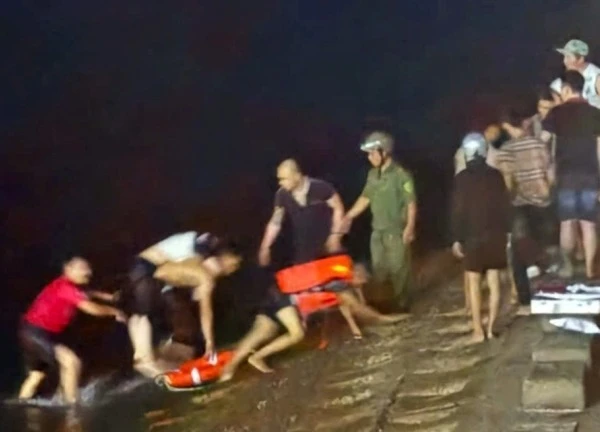 Nam thanh niên lao xuống dòng nước sâu để cứu cô gái nhảy cầu