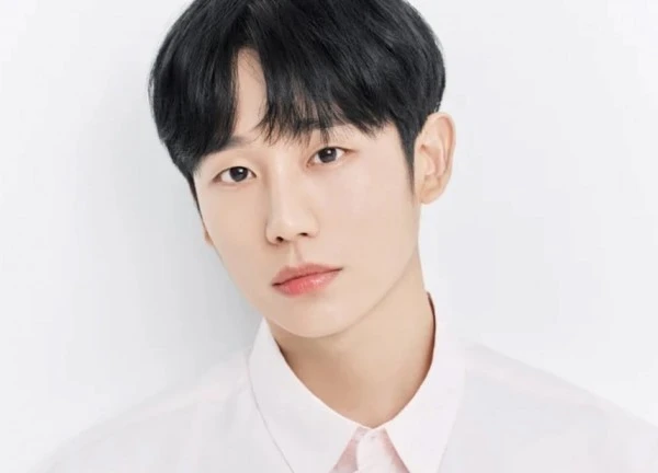 Người hâm mộ giục Jung Hae In 'nghỉ chơi' Kim Soo Hyun
