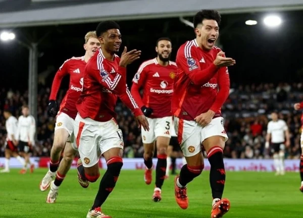 Quang Hải có cơ hội sút tung lưới Man United