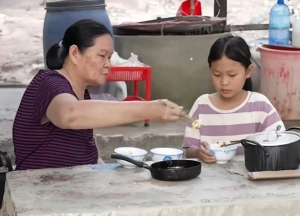 Xót xa chia sẻ của cô bé 11 tuổi mất mẹ vì ung thư, sống nương tựa vào bà ngoại già yếu đi nhặt ve chai: Chỉ cần có 10 ngàn là bà cháu sống được 1 ngày...