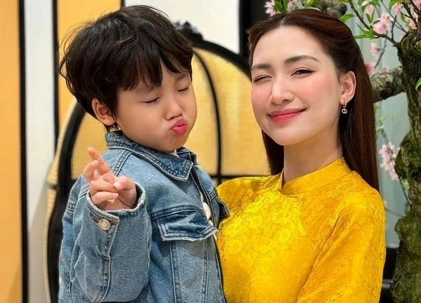 Bé Bo nói 4 chữ với bố, cư dân mạng ào vào khen lia lịa: Chứng tỏ Hoà Minzy dạy con xịn cỡ này!