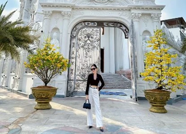 Bên trong lâu đài 1000m2 nổi nhất miền Tây của vợ chồng nữ đại gia kim cương, mỹ phẩm: Nhiều chi tiết gây chú ý
