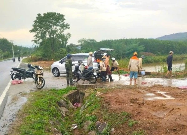 Bị sét đánh trúng khi trú mưa, 7 người thương vong