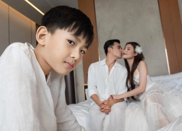Gần 1 thập kỷ hôn nhân Thúy Diễm - Lương Thế Thành, bộ ảnh kỷ niệm con trai 7 tuổi lại chiếm 'spotlight'