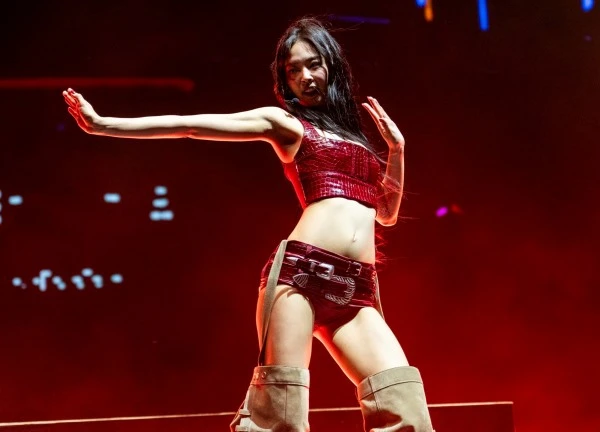 Khán giả Hàn bất ngờ về sức nóng của Jennie (BLACKPINK) tại Coachella 2025