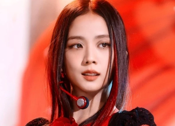 Lí do gì Jisoo (BLACKPINK) không đến cổ vũ Jennie, Lisa tại Coachella?