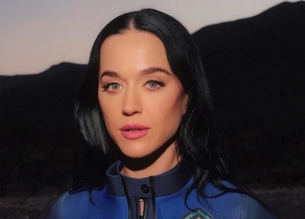 1 ông lớn công khai cà khịa "chuyến du hành vũ trụ" của Katy Perry, tiện thể "đá đểu" cả Selena Gomez!