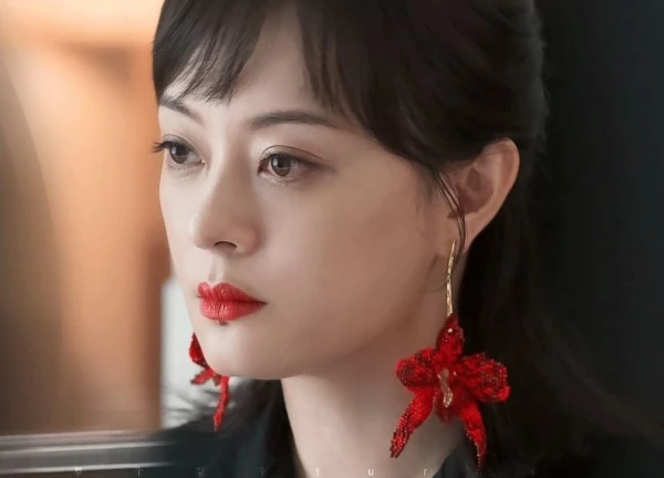 Phim vừa chiếu 40 phút đã đứng top 1 rating cả nước, nữ chính bùng nổ cõi mạng vì "đẹp dã man"