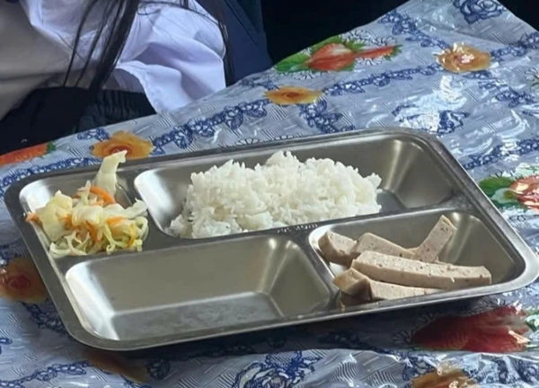 Sự trùng hợp trong các bài đăng ẩn danh về suất ăn bán trú ở Đà Nẵng, cần xác minh động cơ