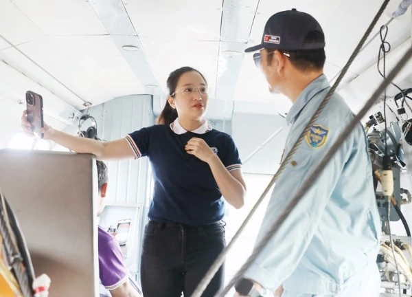 Vợ MC của NSƯT Quốc Cơ tác nghiệp trên trực thăng không quân