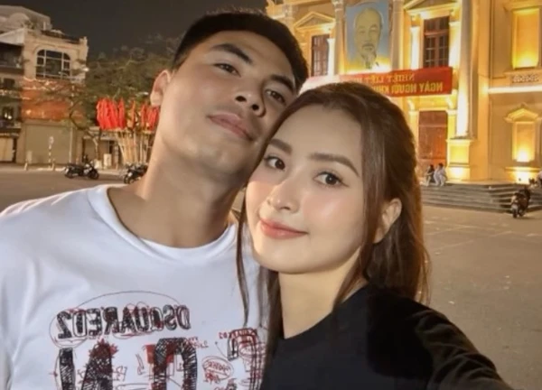 Cam thường check nhan sắc thật của MC Huyền Trang Mù Tạt đi cổ vũ cầu thủ ĐT Việt Nam, liệu có khác ảnh tự đăng?