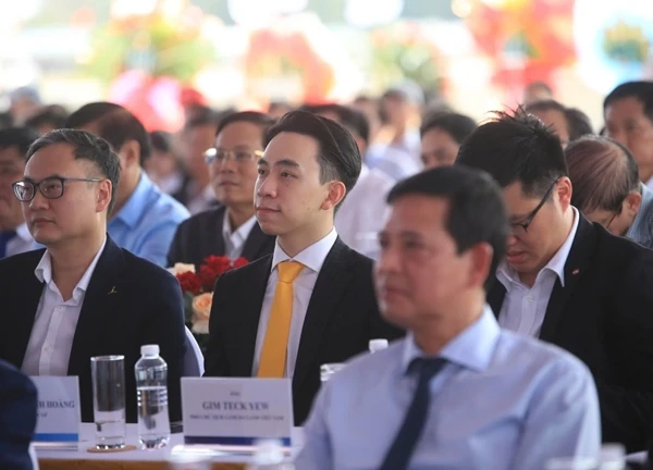 Con trai của tỷ phú Phạm Nhật Vượng xuất hiện tại lễ khởi công siêu đô thị lấn biển lớn nhất Việt Nam: 25 tuổi là CEO công ty cho thuê xe số một tại Việt Nam