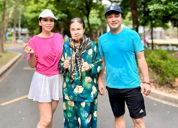 Diễn viên Lý Hùng U60 body săn chắc, dẫn cả mẹ đi tập thể dục cho khỏe