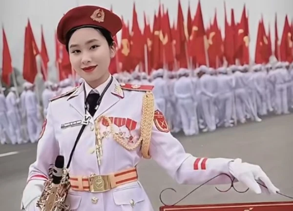 "Khối hoa hậu" của đoàn diễu binh: Vác kèn nặng gần 20kg, đi 9km giữa trời nắng gắt vẫn xinh như hoa