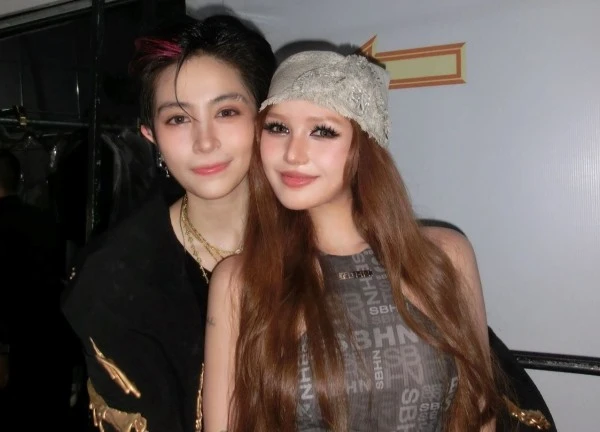 Lộ chuyện Gil Lê tình tứ với cô gái lạ, Xoài Non chất vất ngay trên livestream