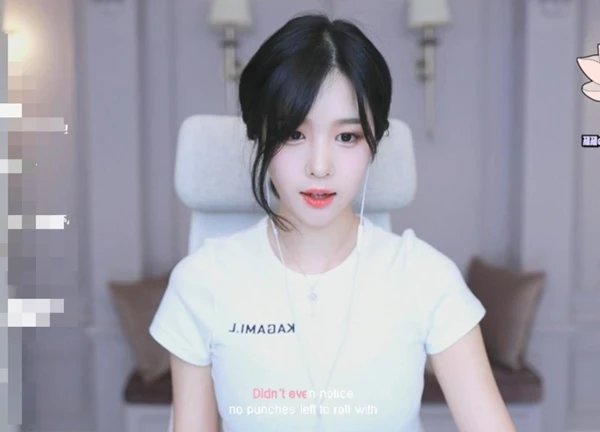 Quá xinh đẹp, nữ streamer bất ngờ rơi vào hoàn cảnh nguy hiểm, sợ tới bật khóc