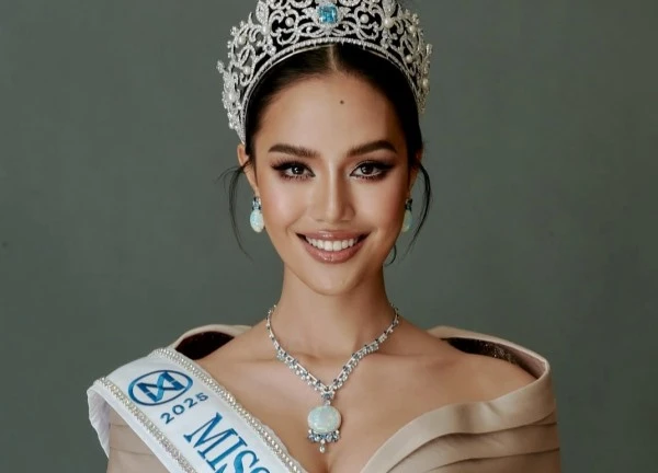 Á hậu Hoàn vũ giỏi 4 thứ tiếng bị tước danh hiệu vì thi Miss World