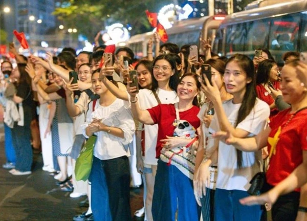 Các chiến sĩ hồ hởi khi được người dân tặng cam sau tổng hợp luyện
