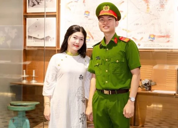 Các couple chụp ảnh cưới ở Dinh Độc Lập, Bến Bạch Đằng đúng dịp 30/4: "Chúng mình muốn flex với con cháu"
