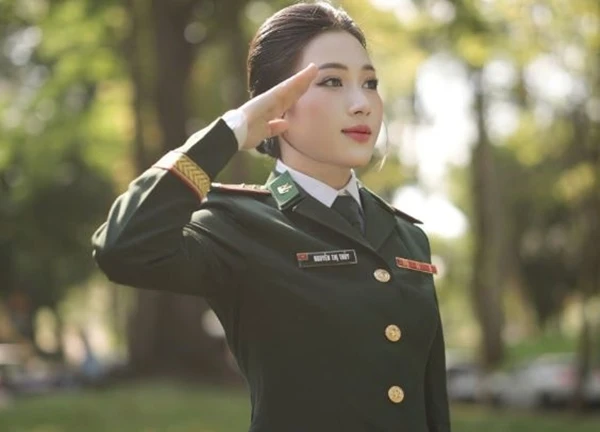 Chiến sĩ xinh đẹp tại Dinh Độc Lập: Từng được Quang Lê, Lệ Quyên, Đàm Vĩnh Hưng "tranh giành", tốt nghiệp trường ĐH đình đám