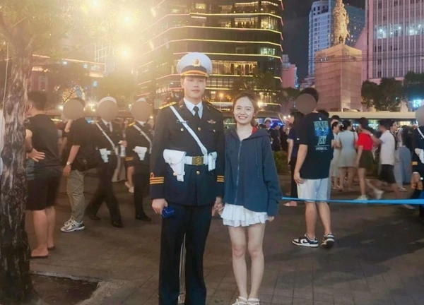 Chuyện tình của chiến sĩ khối Quân chủng Hải quân và bạn gái sau cái ôm viral MXH trong đêm hợp luyện diễu binh