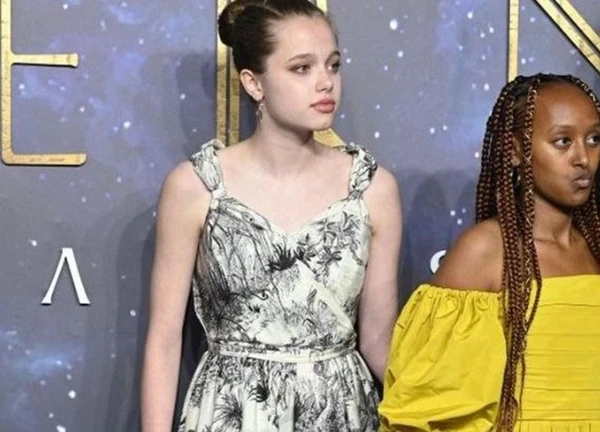 Con gái của "mỹ nhân Hollywood" và "người đàn ông quyến rũ nhất thế giới" lại gây bão: Tại sao được nhận xét khác bố mẹ?