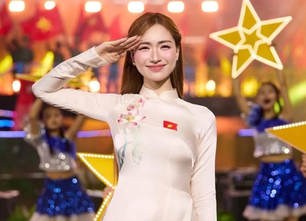Cục trưởng Xuân Bắc đáng yêu khi bắt trend 'Yêu Việt Nam', Hòa Minzy lại gây sốt