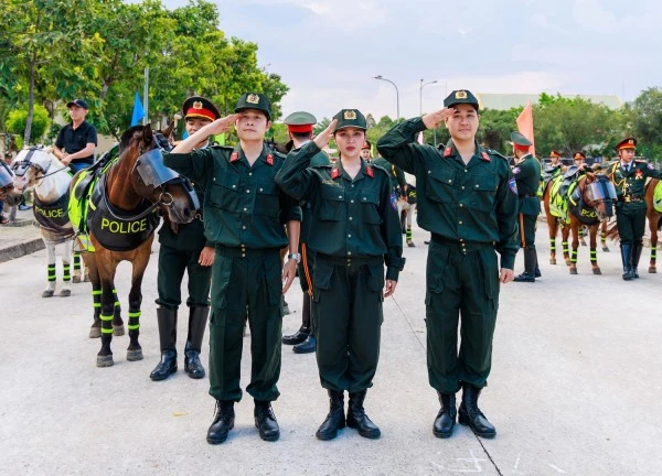 Điều đặc biệt MC Nguyên Khang, ca sĩ Duyên Quỳnh dành cho Cảnh sát cơ động Kỵ binh