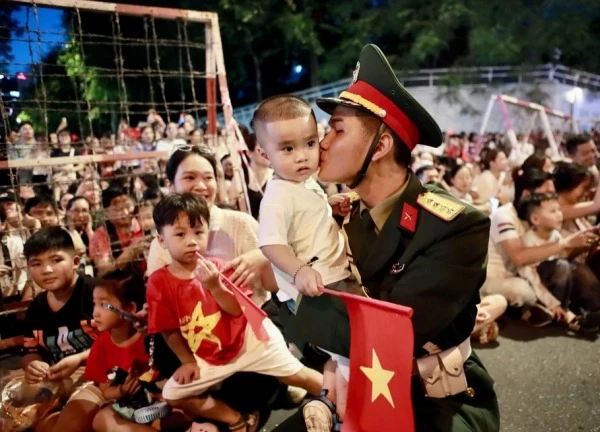 Hàng nghìn người xuống đường Lê Duẩn xem tổng hợp luyện diễu binh 30-4