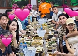 Hot: Hai "nam thần" U23 Việt Nam lứa Thường Châu công khai bạn gái, hai nàng WAG chạm mặt, đàng trai có hành động gây đỏ mặt