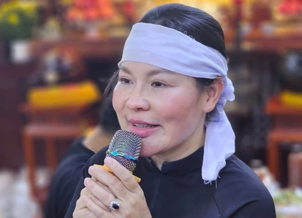 Lễ cúng 49 ngày Quý Bình: Vợ nam diễn viên xúc động với bức tranh, tâm thư fan gửi