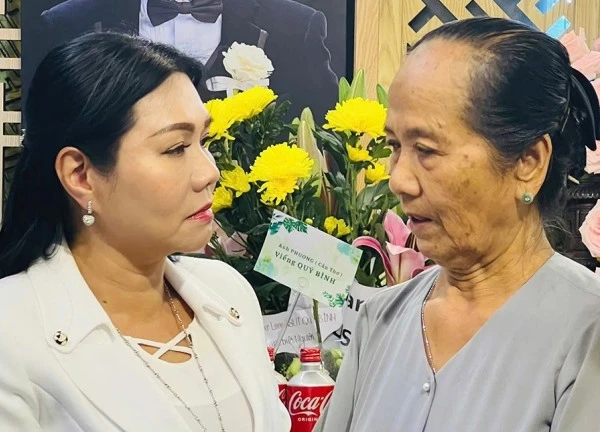 Mẹ Quý Bình bật khóc, ôm chặt một nữ NSƯT từ Mỹ mới về