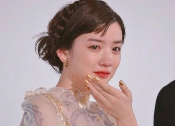 Mỹ nữ "khóc đẹp như tiên" đang bị hủy hoại vì 2 nam diễn viên là ai?
