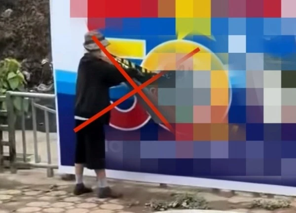 Người phụ nữ rạch pano tuyên truyền ở Hà Nội có biểu hiện tâm thần