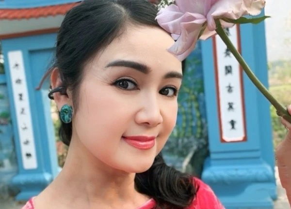 NSND Thu Hà đẹp mặn mà tuổi 56, diễn viên Phương Oanh gây sốt