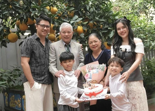 Thấy con dâu về, mẹ chồng giấu vội gói bánh trên bàn, chối "không ăn": Đoạn camera "viral" khắp MXH
