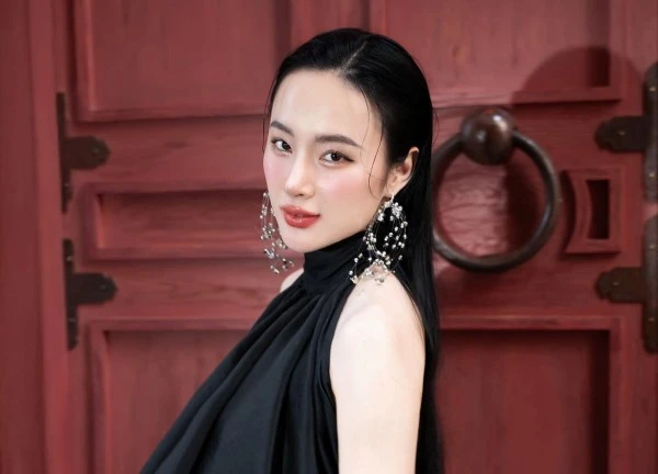 Trò lố bất chấp của Angela Phương Trinh khi bán hàng livestream