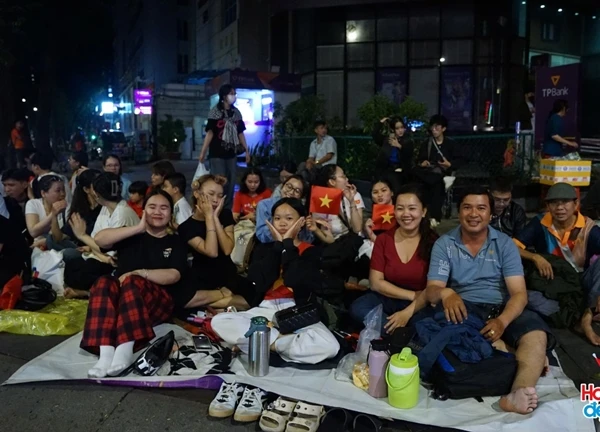 0h tại TP.HCM: Nhiều người "cắm trại" xuyên đêm, háo hức chờ xem tổng duyệt diễu binh, diễu hành sáng 27/4