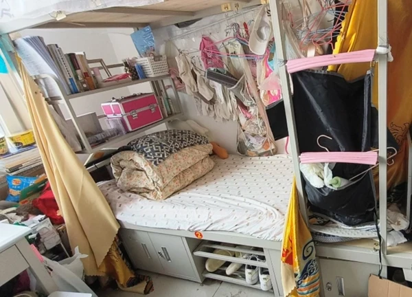 Bức ảnh chụp KTX của 1 nữ sinh bị rò rỉ, nhìn chưa đầy 5 giây, netizen đã tiên tri được 50 năm sau cô sẽ như thế nào
