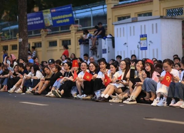 'Cắm cọc' hơn 10 tiếng trên vỉa hè Nam Kỳ Khởi Nghĩa để xem tổng duyệt