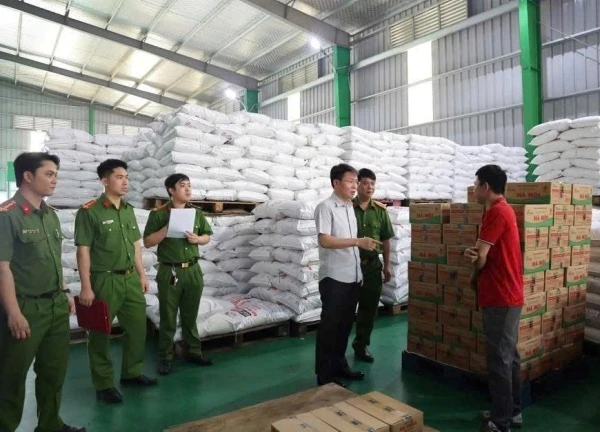 Cảnh sát đột kích xưởng làm giả 71 nghìn lít dầu ăn, 40 tấn mì chính