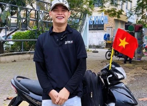 Chàng trai lái xe 3 bánh từ Nghệ An vào TP.HCM xem diễu binh