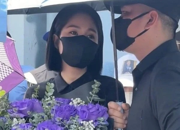 Lê Phương, người thân đưa tro cốt diễn viên Quý Bình về với biển Cần Giờ