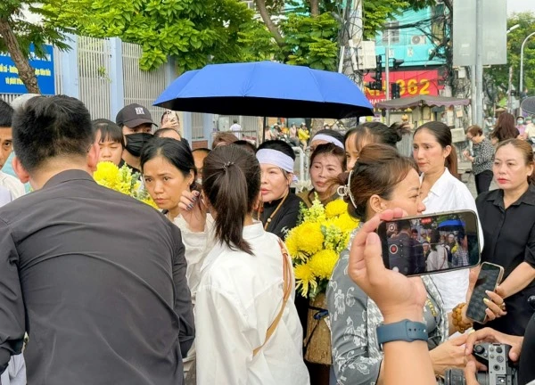 Lễ thủy táng của Quý Bình: Vợ lặng người ôm chặt tro cốt, Vân Trang và đông đảo khán giả tiễn đưa